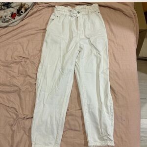 Woman’s Zara white high waisted jeans 👖
